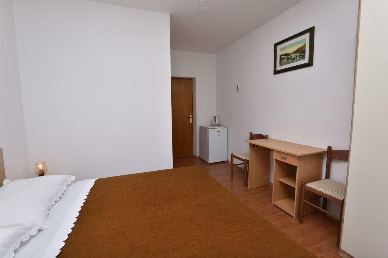 Apartments And Room Kiko Primošten Eksteriør bilde